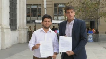 18032403 DIPUTADO SCHALPER ENTREGA CARTA EN LA MONEDA