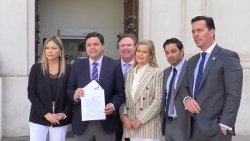 18032406 SENADORES Y DIPUTADOS UDI ENTREGAN CARTA EN LA MONEDA 01
