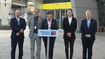19032401 AUTORIDADES DE SALUD RECIBEN CARGAMENTO DE MEDICAMENTO PARA INMUNIZAR CONTRA EL VIRUS SINCICIAL 01 (1)