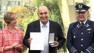 21032422 ALCALDESA MATTHEI ENTREGA RECONOCIMIENTO POR RESCATE DE 16 URUGUAYOS 1