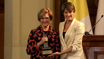 02042412 PREMIACION EVELYN MATTHEI POR TRAYECTORIA UNIVERSIDAD CATOLICA 1