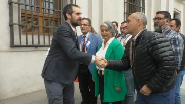 03042405 SINDICATOS DE HUACHIPATO Y LA CUT SE REÚNEN CON MINISTROS 1