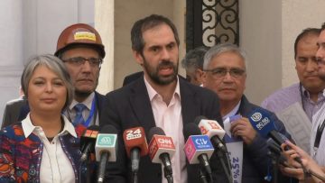 09042408 MINISTROS TRAS REUNIÓN CON SINDICATOS DE HUACHIPATO 01 (1)