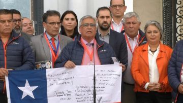 23042408 AUTORIDADES SE REÚNEN CON DIRIGENTES DE HUACHIPATO Y LA CUT (3)