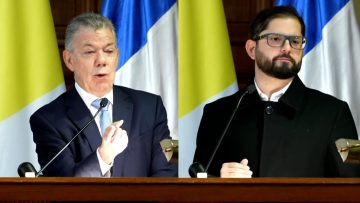16052404 PRESIDENTE BORIC Y JUAN MANUEL SANTOS EN PRESENTACIÓN DE LIBRO00 (1)