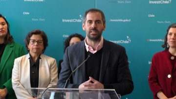 16052411 AUTORIDADES TRAS PARTICIPAR EN 7 FORO INTERNACIONAL INVESTCHILE 14