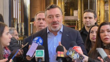 01072406 DIPUTADOS JUNTO A SEBASTIÁN SICHEL PRESENTAN DENUNCIA EN CONTRALORÍA 015