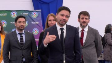 09072405 MINISTRO PARDOW SE REUNE CON ALCALDE CARTER POR ALZA DE LUZ 21