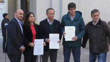 19072415 PARLAMENTARIOS DE OPOSICIÓN ENTREGAN CARTA EN LA MONEDA 02