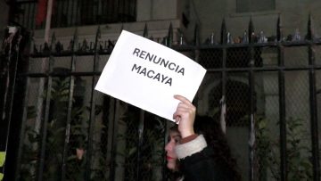 22072428 PROTESTA FUERA DE LA UDI 03
