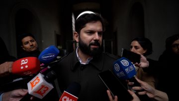 23072405 DECLARACIONES DEL PRESIDENTE BORIC EN SU LLEGADA A LA MONEDA 04