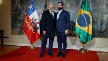 05082415 PRESIDENTE BORIC RECORRE LA MONEDA CON SU PAR DE BRASIL 01 (1)