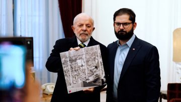 05082417 PRESIDENTE BORIC RECORRE LA MONEDA CON SU PAR DE BRASIL 01