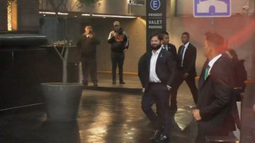 30092415 LLEGADA PRESIDENTE BORIC Y CANCILLER KLAVEREN A EMBAJADA DE MEXICO 03