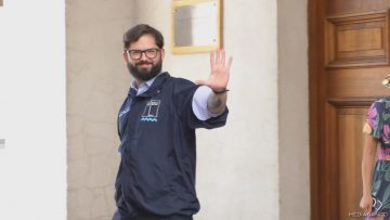 29112409 APOYO PRESIDENTE BORIC CRUZANDO EL ENTREPATIOS EN LA MONEDA 08 (1)
