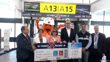 11122408 AUTORIDADES RECIBEN AL PASAJERO 25 MILLONES DEL 2024 01