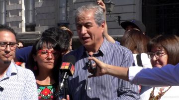 02012504 PRESIDENTE NACIONAL COLEGIO DE PROFESORES Y PROFESORES DE CHILE ENTREGAN CARTA A ALCALDE DE SANTIAGO 07