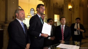 13012502 DIPUTADOS REPUBLICANOS ACUDEN AL TC 01