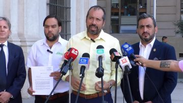 14012501 ALCALDES ENTREGAN CARTA EN LA MONEDA 04