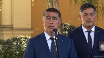 06022507 ALCALDE DE SANTIAGO RECIBE JARRONES DEL SIGLO XIX RECUPERADOS POR LA PDI 01