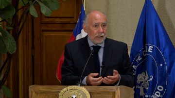 040325C06 DECLARACIONES SENADOR FLORES 01