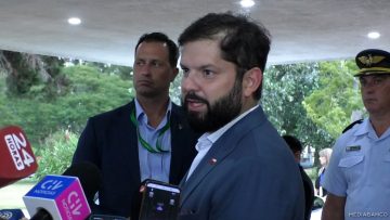 280225URU01 LLEGADA PRESIDENTE BORIC A URUGUAY 08