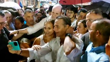 280225URU02 PRESIDENTE LACALLE CON SEGUIDORES EN LAS CALLES DE MONTEVIDEO 05