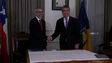 01042507 ALACLDE DESBORDESS SE REUNE CON MINISTRO CORDERO 18
