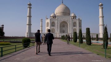 020425IND05 PRESIDENTE BORIC VISITA EL TAJ MAHAL 01