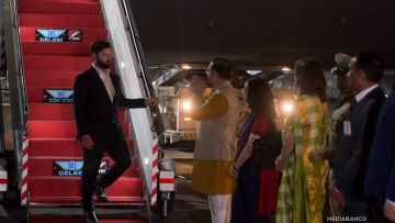 020425IND06 PRESIDENTE BORIC LLEGA A MUMBAI 01