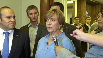 03042523 EVELYN MATTHEI SALUDA A MAX PAVEZ EN LA UDI 09