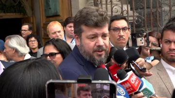 21042523 DECLARACIONES JAHANNES KAISER A LA SALIDA DE MISA EN LA CATEDRAL 05 (1)
