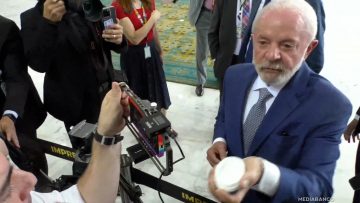 220425BRA02 PRESIDENTE LULA REGALA DULCES A DELEGACIONES Y PRENSA 15