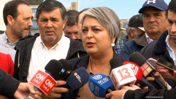 25042508 JEANNETTE JARA EN CALETA PORTALES 01