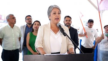 071125IQUI01 DECLARACIONES JEANNETTE JARA EN CALETA RIQUELME DE IQUIQUE 01
