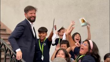 06032604 PRESIDENTE BORIC CON ESTUDIANTES EN LA MONEDA 20