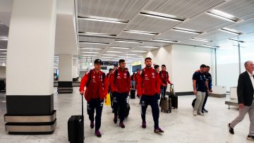 070626FRAN01 APOYO LLEGADA SELECCIÓN CHILENA A PARÍS 01