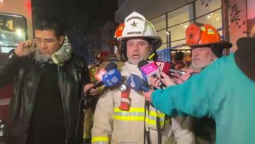 13062602 BOMBEROS POR INCENDIO QUE DESTRUYÓ DEPARTAMENTO EN SANTIAGO 01