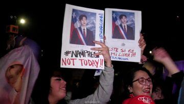 03072625 MANIFESTACIÓN DE FANS DE BTS FRENTE A LA MONEDA 01 (1)