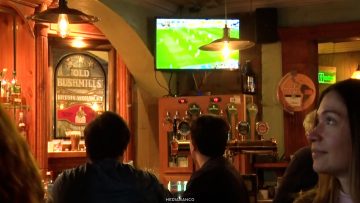 19072614 APOYO SANTIAGUINOS VIENDO LA FINAL DEL MUNDIAL 01