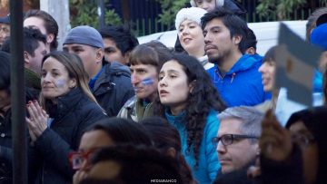 19072618 APOYO ARGENTINOS EN SANTIAGO TRAS PERDER EL MUNDIAL 01