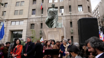 11092618 OFRENDA FLORAL Y HOMENAJE A SALVADOR ALLENDE EN SU MONUMENTO 01