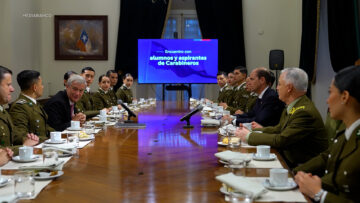 02102601 APOYOS DESAYUNO KAST CON FUTUROS CARABINEROS 01