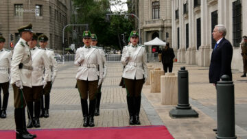 05102603 PRESIDENTE KAST RECIBE LOS HONORES 10