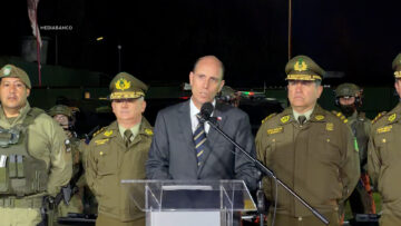 14102615 MINISTRO ARRAU ENTREGA NEVO ARMAMENTO A CARABINEROS 20