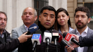 19102607 PARLAMENTARIOS Y ALCALDES ENTREGAN CARTA EN LA MONEDA 01